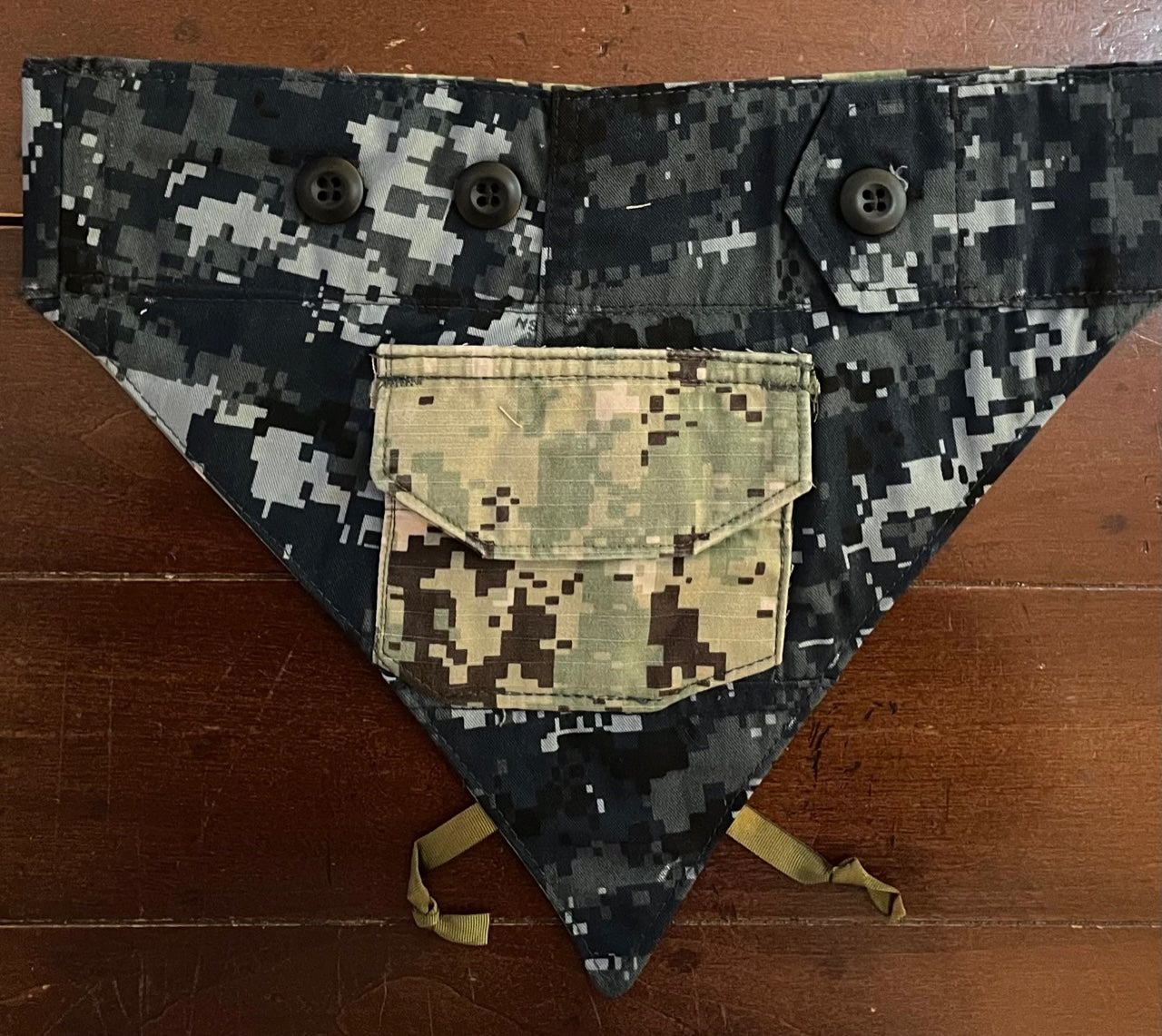 XS NAVY BLUE DIG/GREEN DIG REV DOG BANDANA
