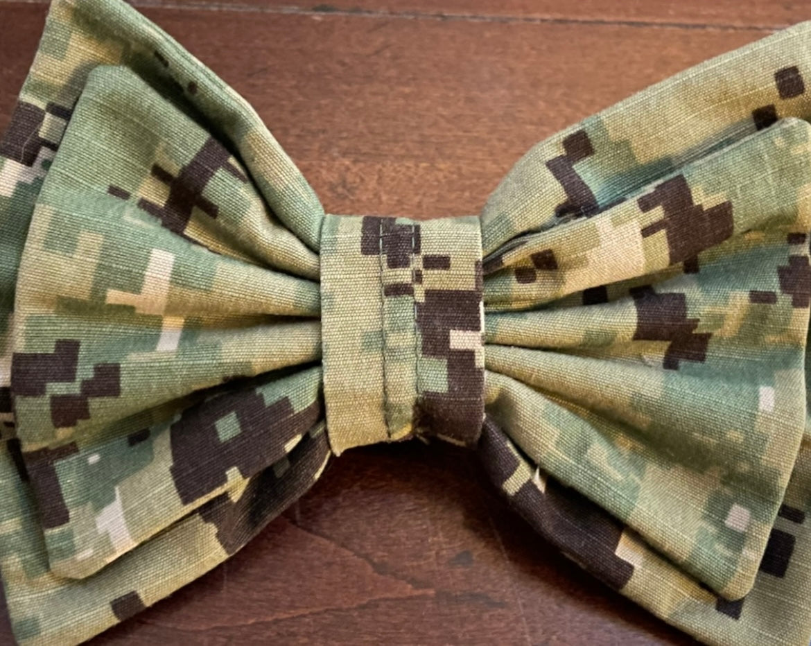 NAVY GR DIG DOG BOW TIE